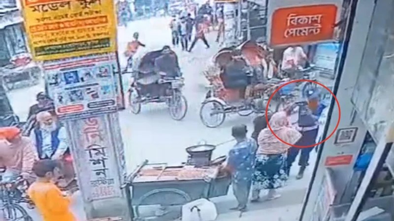 আচমকা পুলিশ সদস্যকে মারধর দুই নারীর, কি ঘটেছিল?